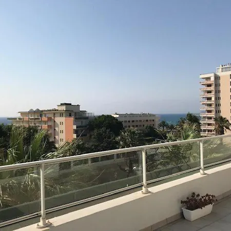 T2 Climatise Au Centre-ville Du Lavandou Avec Terrasse Et Parking - Fr-1-308-47