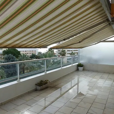 Bel Climatise 2 Pieces Au Centre Avec Terrasse - Fr-1-308-47 Le Lavandou